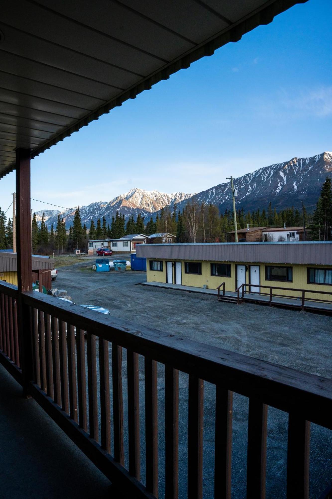 Talbot Arm Motel Destruction Bay 외부 사진