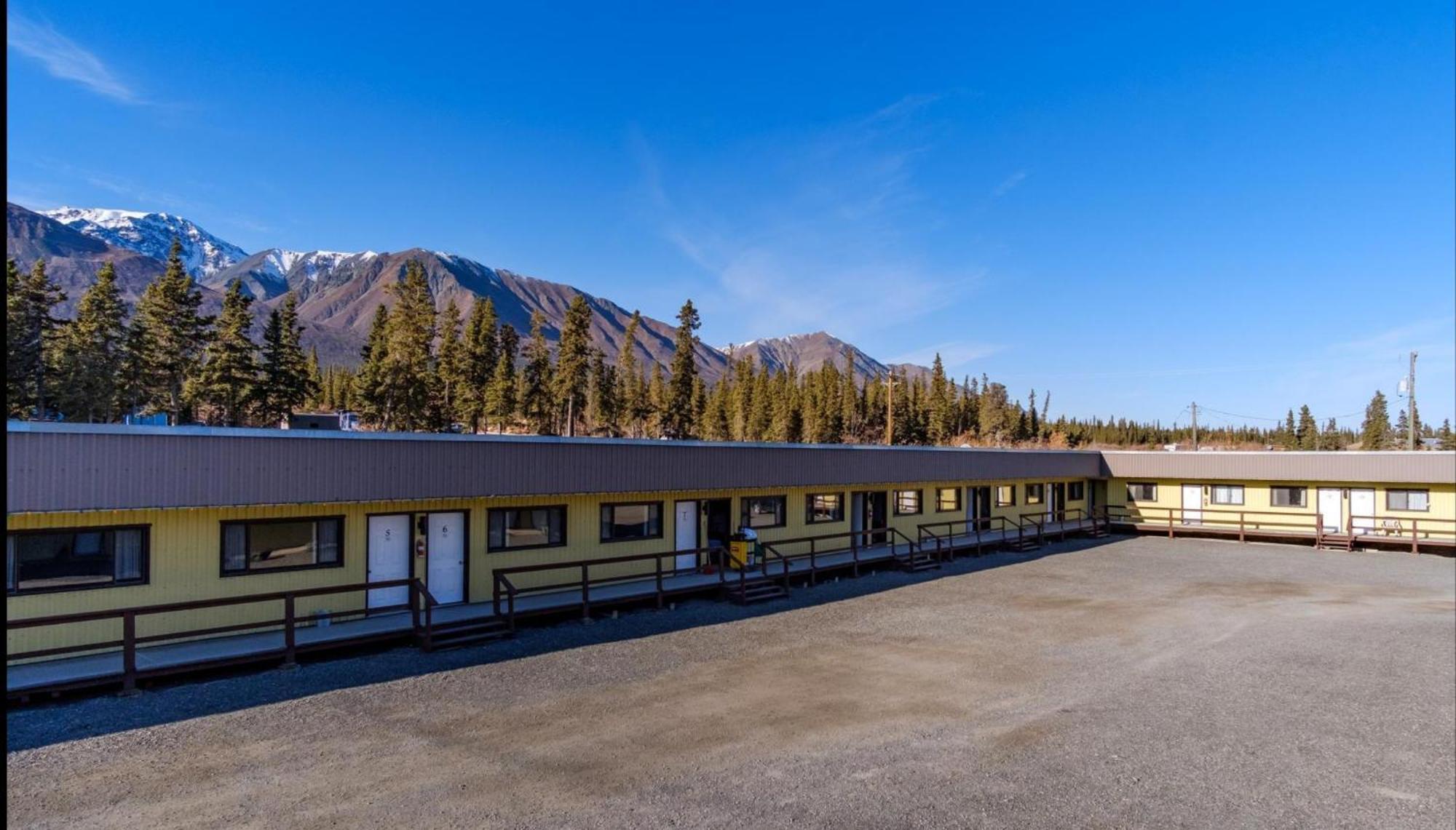 Talbot Arm Motel Destruction Bay 외부 사진